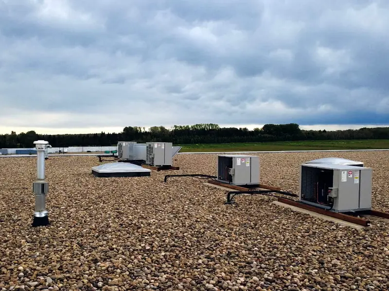 Rooftop refrigeration condensing units with insulated line sets